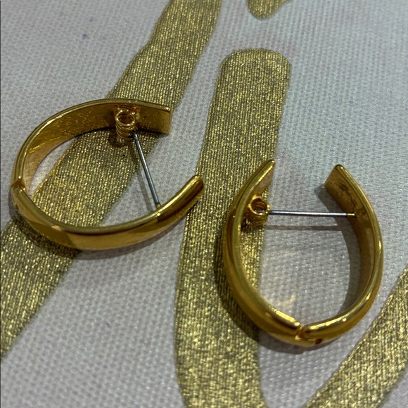 Rich Gold Tone Medium Size Lobe Hoop Lock Pierced Earrings - Picture 8 of 9